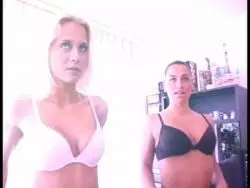 Drahtige Blonde inszeniert ihre dicken Hupen