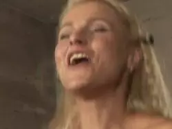 Hübsche versaute Blondine wird richtig gefickt