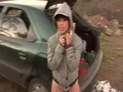 Bezaubernde sportliche Dame präsentiert ihre rasierte Muschi