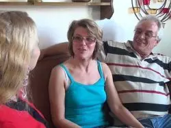 Die Bitch lutscht dem Typen den Pimmel