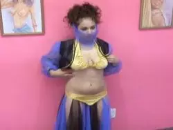 Amateurin mit einer haarigen Möse beim Solosex