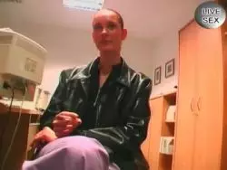 Geiler Fingersex einer Hobbynutte mit einer Pelzmöse