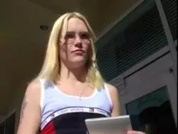 Die junge Blondine lässt sich vom älteren Rammler hart rannehmen