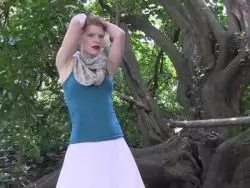 Schlanke Blondine bearbeitet ihre haarlose Votze