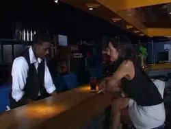 Sporliche Frau wird von einem dicken Schwanz gefickt