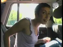 Hinter dem Fahrzeug lässt das tabulose Babe den Urin in kurzen Stößen laufen