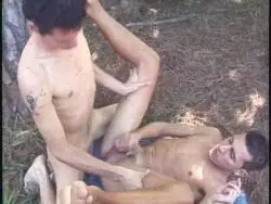 Ralliger Gay gibt scharfem Hengst ein Mundjob