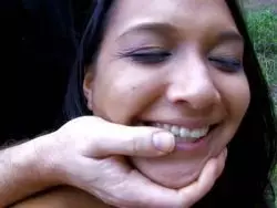 Attraktive verdorbene Nutte lutscht einen Schwanz