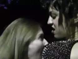 Attraktive Hure kostet eine unrasierte Möse