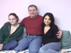 Die Bitch wird in ihre haarige Muschi gebumst