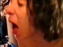 Dünne Hure offenbart ihre behaarte Vagina