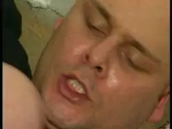 Rundliche Frau wird in ihre behaarte Fotze genagelt