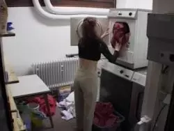 Sexy Mutter lässt sich beim Orgienfick Hardcore vögeln
