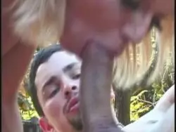 Transe mit kleinen Titten lässt sich gewaltsam bumsen