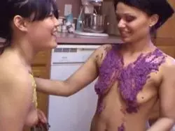 Asiatin mit kleinen Titten zeigt ihre haarfreie Muschi 