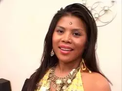 Frivole Inderin bläst einen dicken Schwanz