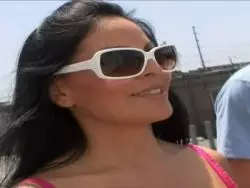 Dünne Nutte mit gewaltigen Hupen wird gebumst