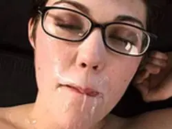 Junge Dame präsentiert ihre dicken Euter