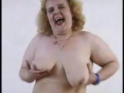 Kurvenreiche Milf knetet ihre monströsen Glocken