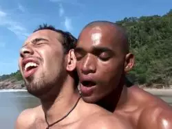 Der dunkle Typ fickt seinen weißen Lover in den Po