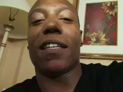 Potenter Stecher steht beim Nageln auf black and white