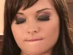 Heiße Bitch nagelt sich beim Analsex mit Erotikspielzeug