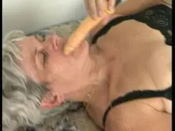Erfahrene Hure penetriert ihre Fotze mit einem Sextoy