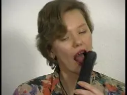Attraktive Milf verwöhnt einen dicken Schwanz
