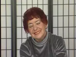 Bei der Selbstbefriedigung bumst sich die geile Hure die behaarte Fotze