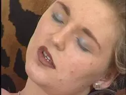 Bei der Selbstbefriedigung nagelt sich die geile Schlampe ihre Muschi