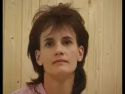 Bei der Selbstbefriedigung vögelt sich die heiße Frau ihre Pussy